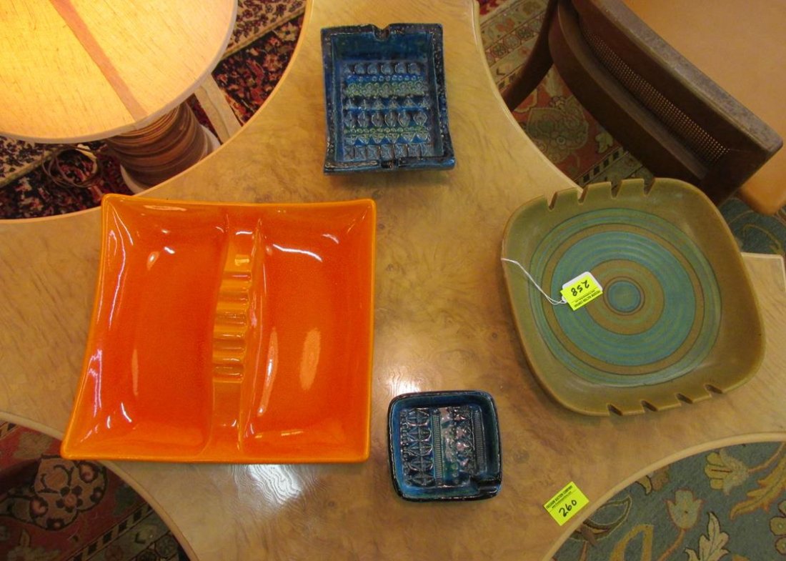 GROUPING OF ASHTRAYS: ROYAL HAEGAR, GLIDDEN, BITOSSI RIMINI BLU