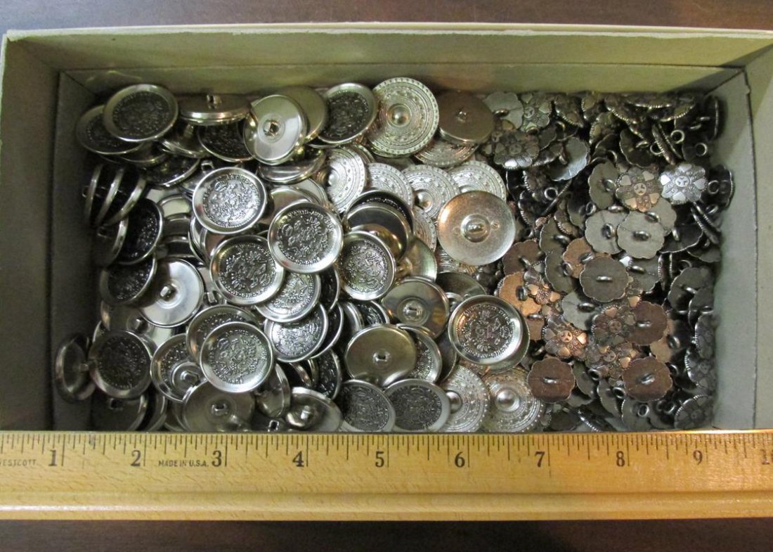 MIXED LOT OF METAL CREST AND FILIGREE BUTTONS: ASST. SIZES