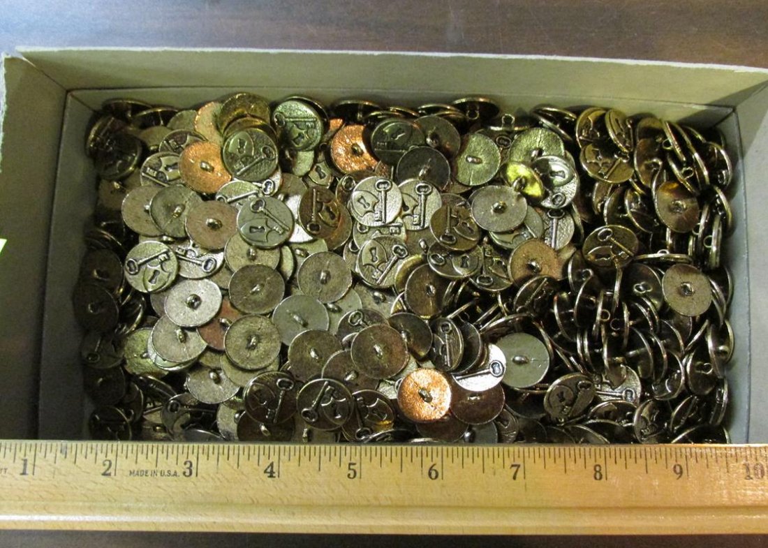 LOT OF LOCK AND KEY GOLD METAL BUTTONS: 22.9MM