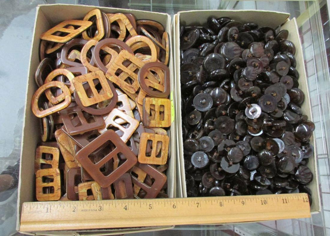 LOT OF BAKELITE? BUCKLES AND BUTTONS (1 of 2)