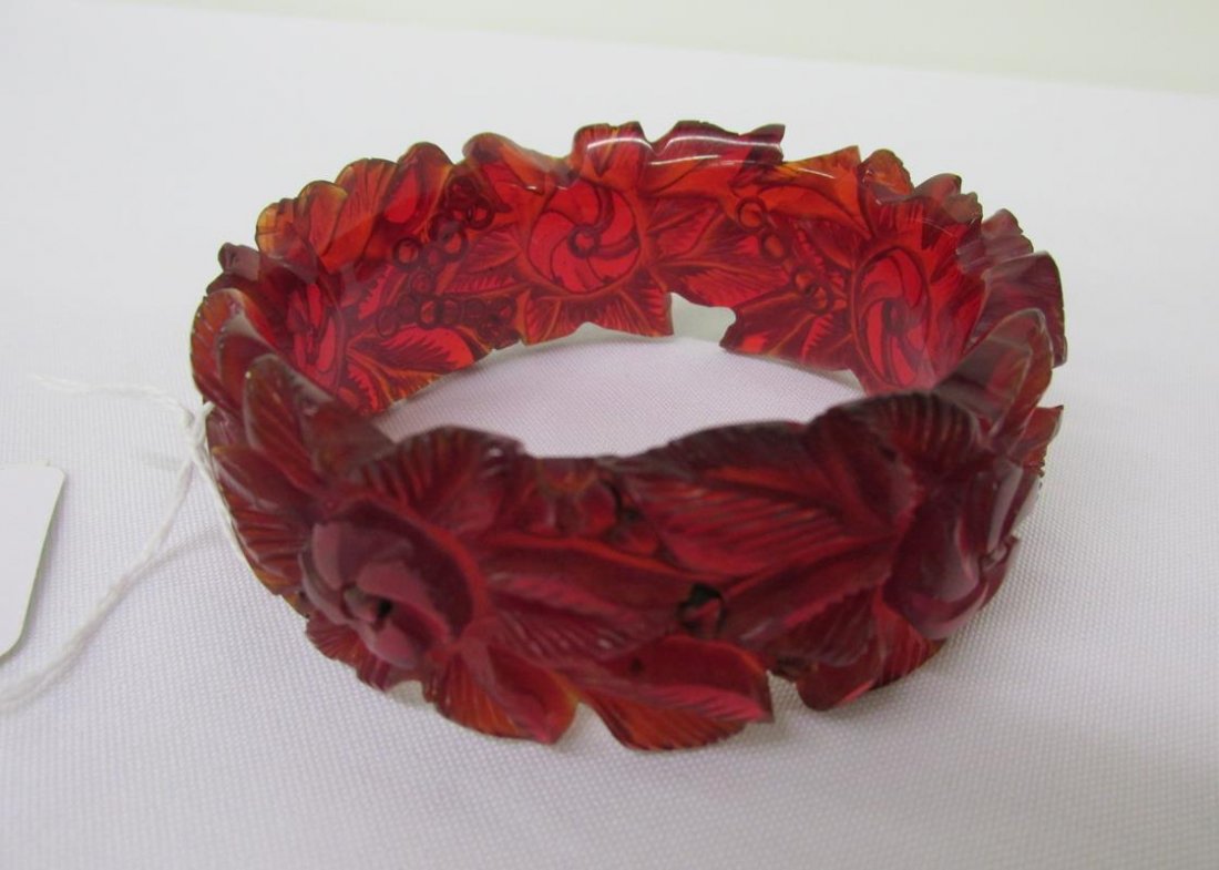 CHERRY BAKELITE HEAVY CARVED BANGLE BRACELET (1 of 2)