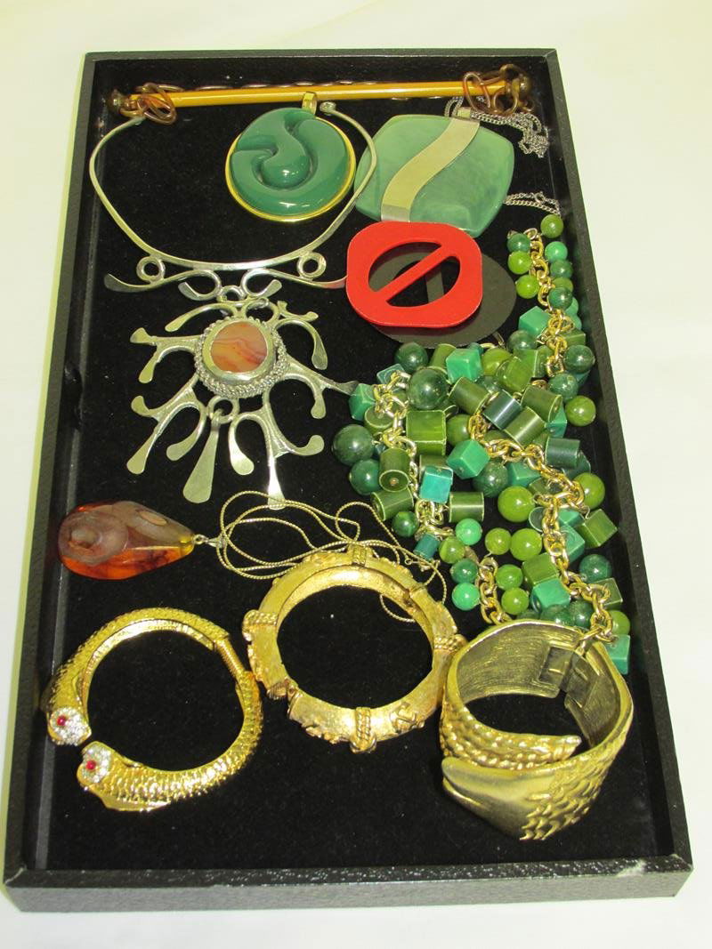 GROUPING OF MODERN COSTUME JEWELRY (1 of 1)