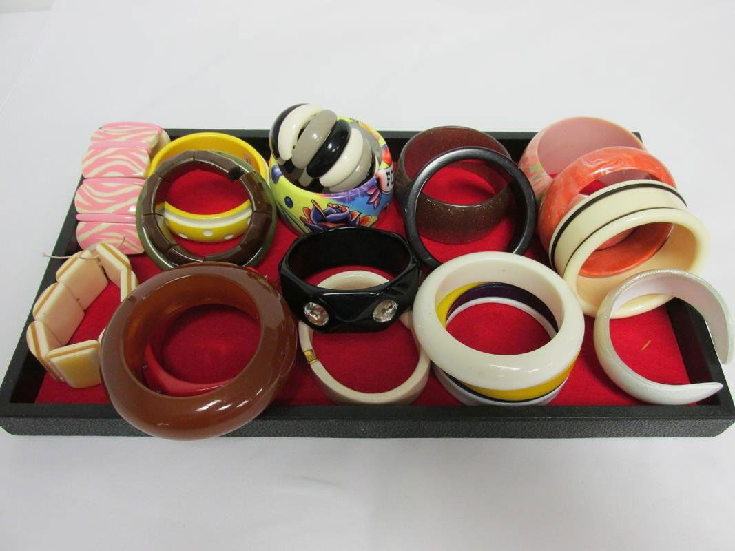 LOT OF MODERN BRACELETS, ASSORTED (1 of 1)