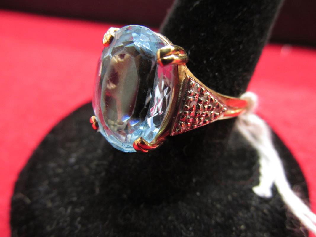 14K GOLD WITH BLUE TOPAZ LADIES RING: SZ. 7