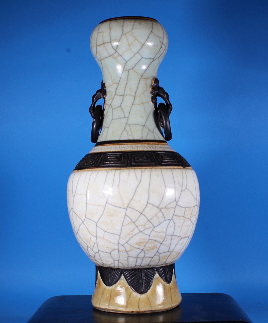 A Qing Dynasty Ge Type Porcelain Vase (1 of 8)