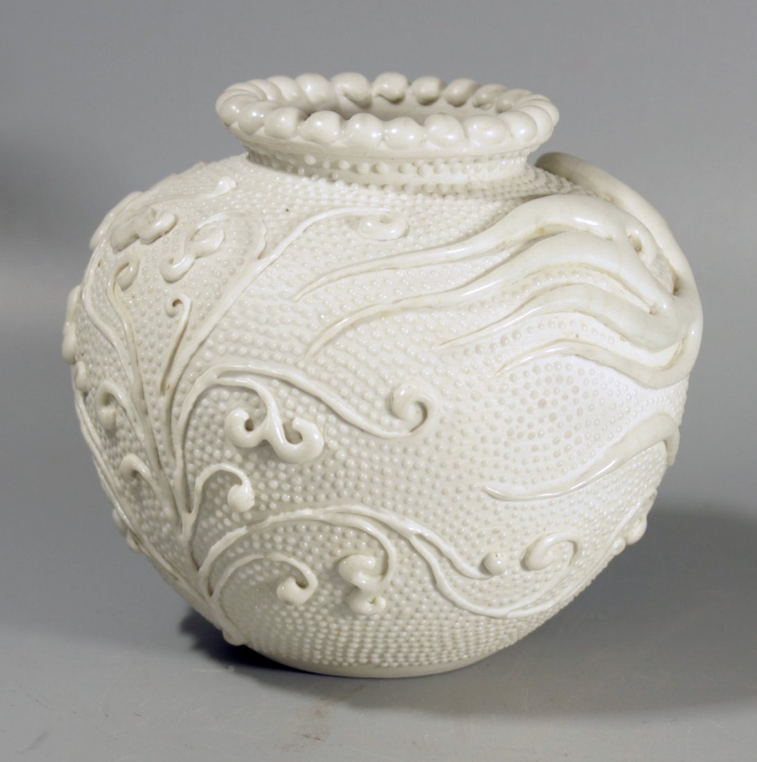 A Chinese Antique White Glaze Water Washer: 高10.5 直径12.0 cm 18/19世纪白釉沥粉穿花凤 纹水丞