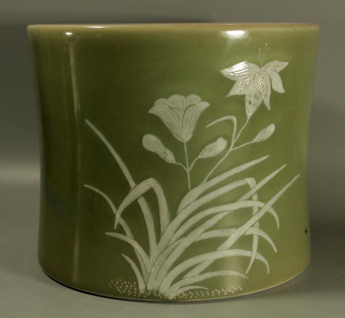 A Qing Dynasty Celadon Brush Pot,QianLong Period (1 of 9)