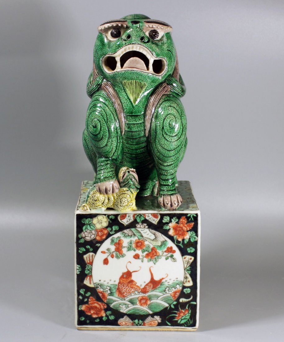 A Chinese Antique Famille Rose Seating Lions: 高26.0 宽10.0 cm 素三彩狮子粉彩底座瓷塑像