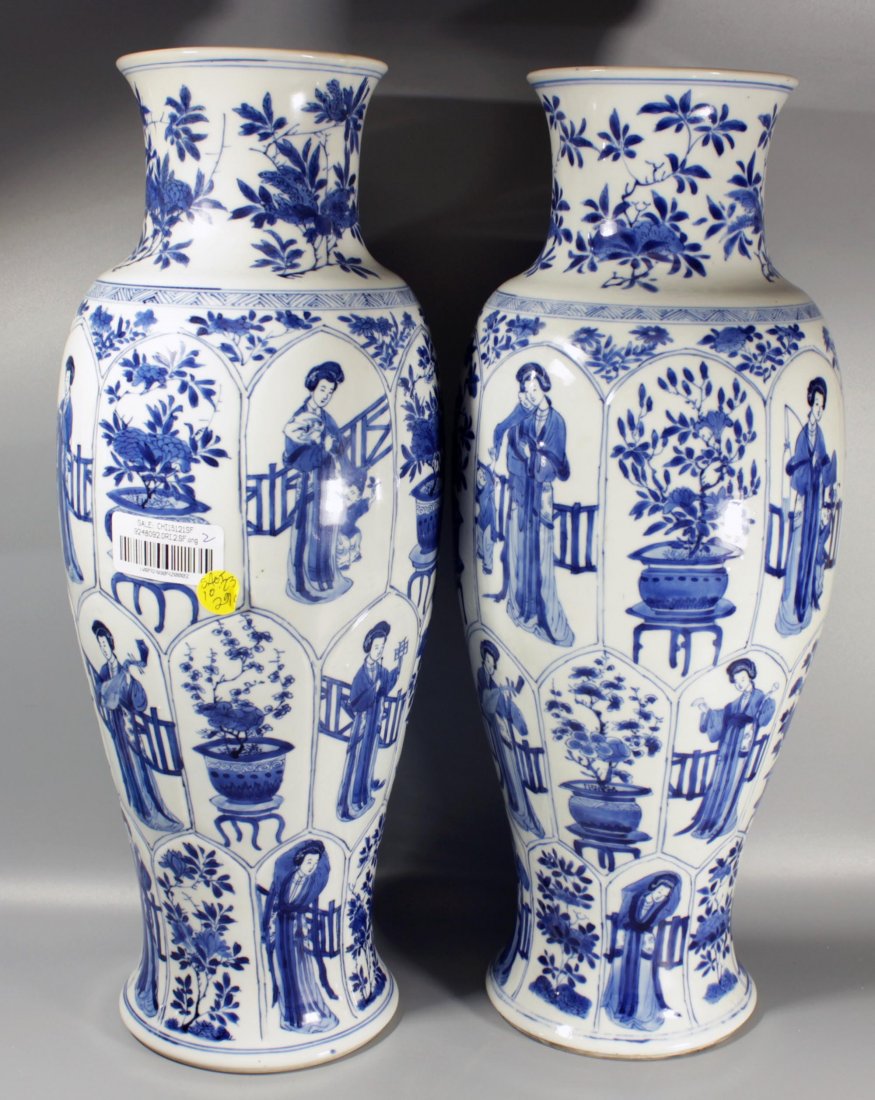 A Pair Of Qing Dynasty Blue And White Guanyin (1 of 9)