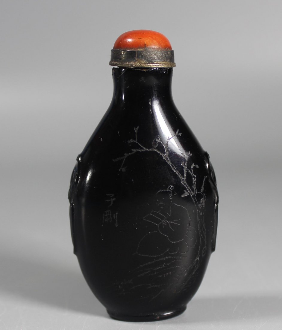A Chinese Antique Black Stone Carved Snuff Bottle (1 of 6)
