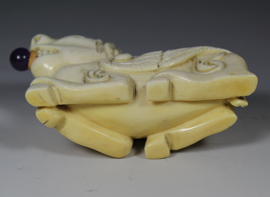 A Chinese Antique Carved Snuff Bottle (1 of 6)