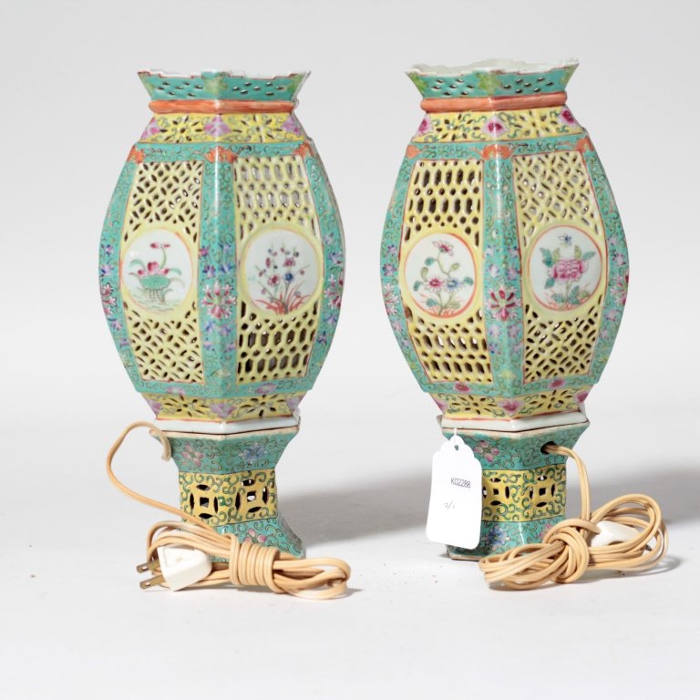 A Pair Chinese Antique Famille Rose Porcelain Lamp: 晚清 粉彩 灯笼 一对 12 x 7 Inches