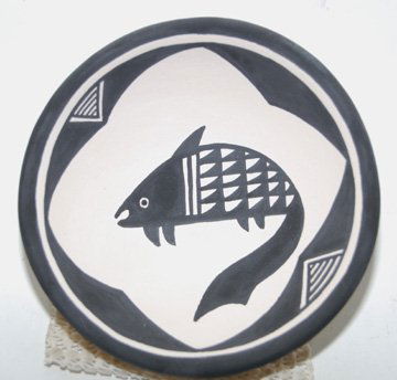 ACOMA POTTERY PLATE: ca. LATE 20TH CENT. Mimbres fish design, signed Steve Quamel, .75" x 3.75".