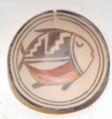 SANTO DOMINGO POTTERY DISH: LAST QUARTER 20TH CENT. polychrome fish design, by Robert Tenorio.