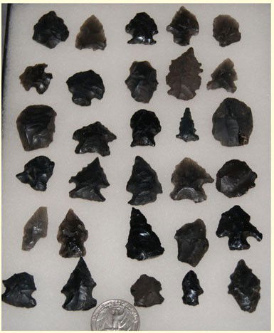 OBSIDIAN ARROW HEADS: prehistoric collected in Texas approximately 30Shipping charge on this item is $10.00.Unless noted all items have some amount of acceptable wear, scratche