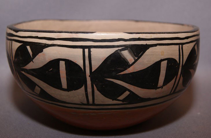 SANTO DOMINGO POTTERY BOWL: 1960's painted design signed CC RCA, 3.5" X 7" Shipping charge are for the United States. The shipping on this lot is $10.00. Outside the United States there will be additional shipping fees. Unless n