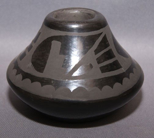 SAN ILDEFONSO POT: 1980s 90s matte on black design, signed Alice Martinez, 3'' x 4.5'' Shipping charge are for the United States. The shipping on this lot is $10.00. Outside the United States there will be additional sh