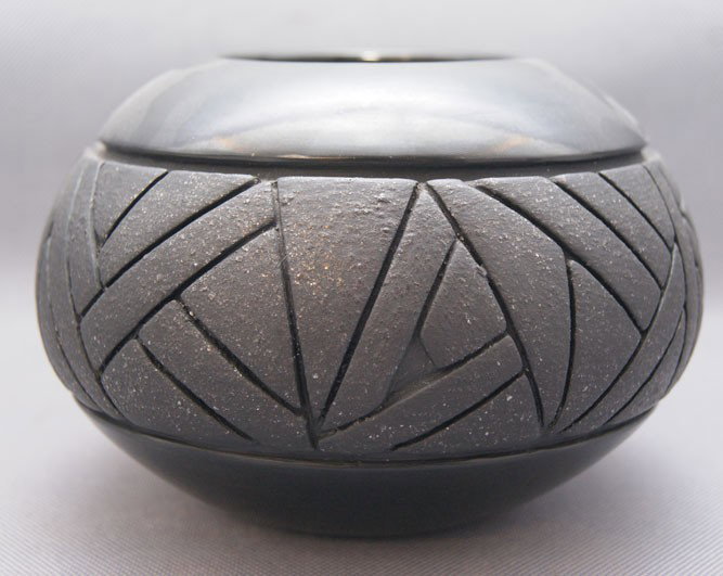 SANTA CLARA, SAN JUAN POTTERY BOWL: 1980s carved design signed Linda Tafoya-Oyenque 3.5" x 5.5 " Shipping charge are for the United States. The shipping on this lot is $10.00. Outside the United States there will be additional shipping 