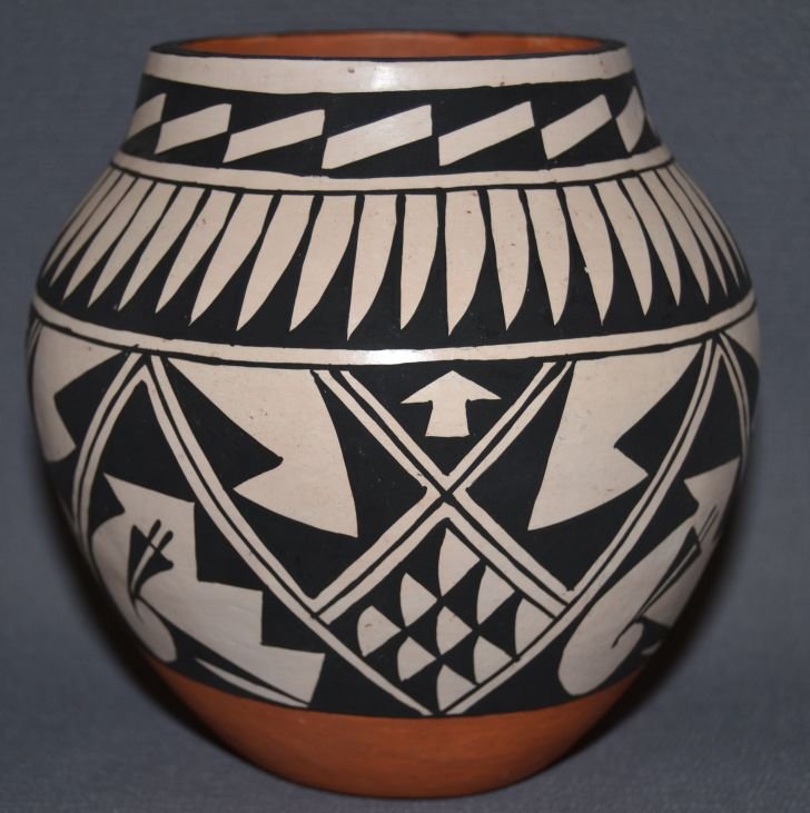 ACOMA POTTERY VASE: 1980s 90s black on white design red bottom signed E&M Sarracino 5.75"x5.25" Shipping charge are for the continental United States only There will be additional shipping fees on shipments to Hawaii, Al