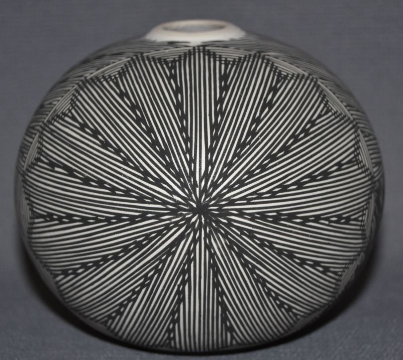ACOMA CERAMIC SEED JAR: contemporary fine line star design signed Cynthia Romero 3.5"x3.5" Shipping charge are for the continental United States only There will be additional shipping fees on shipments to Hawaii, Alaska and