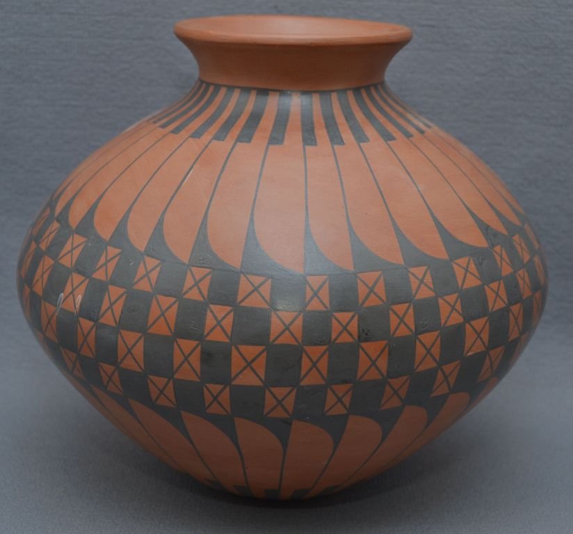 MATA ORTIZ POTTERY JAR: 1980s 90s black on brown geometric design signed Oscar G Quezada 7"x8" Shipping charge are for the continental United States only There will be additional shipping fees on shipments to Hawaii, Alaska 