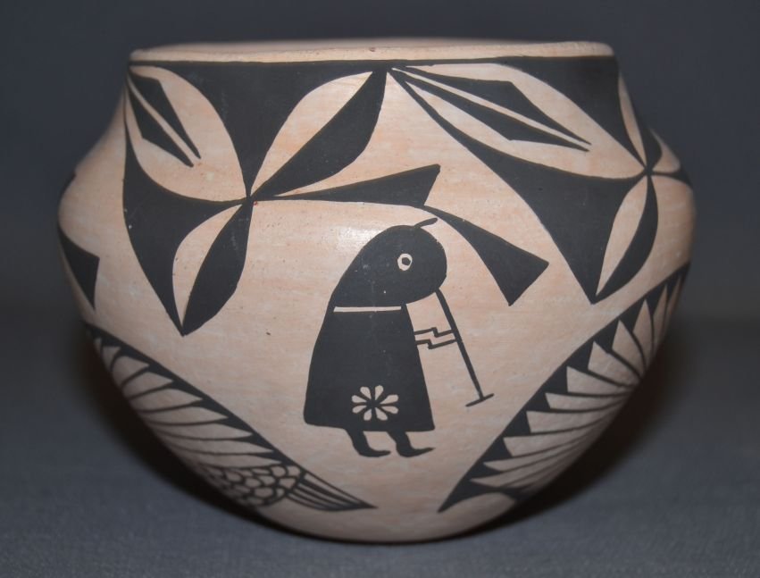 ACOMA POTTERY JAR: 1980s 90s black on white bird design signed Emma Chino 4"x5" Shipping charge are for the continental United States only There will be additional shipping fees on shipments to Hawaii, Alaska and outsid