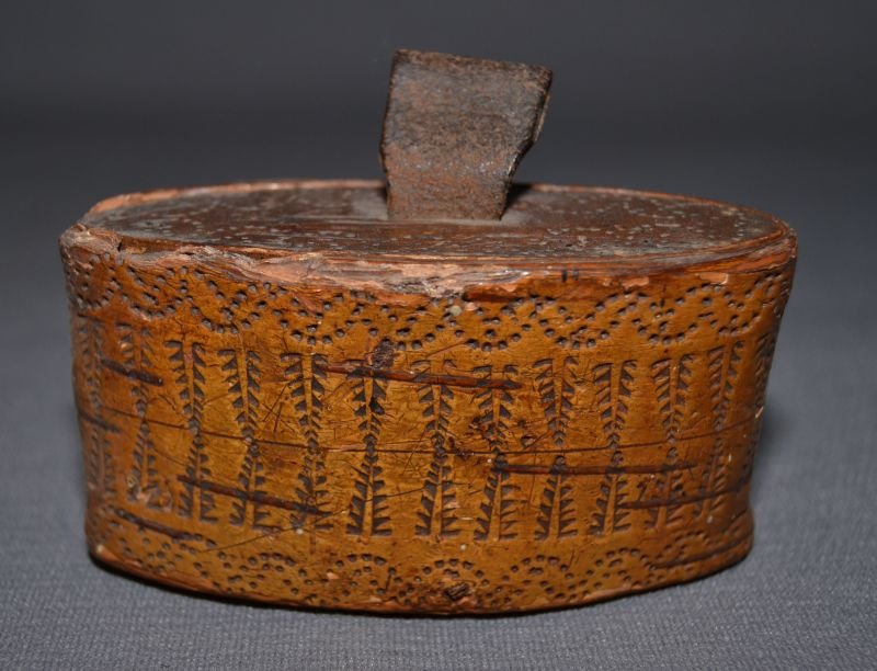WOODLANDS BIRCH BARK CONTAINER: 1900's geometric design and caved wooden lid. Has minor damage 2" x 3.5" x 1.5" Shipping charge are for the continental United States only There will be additional shipping fees on shipments to Hawaii