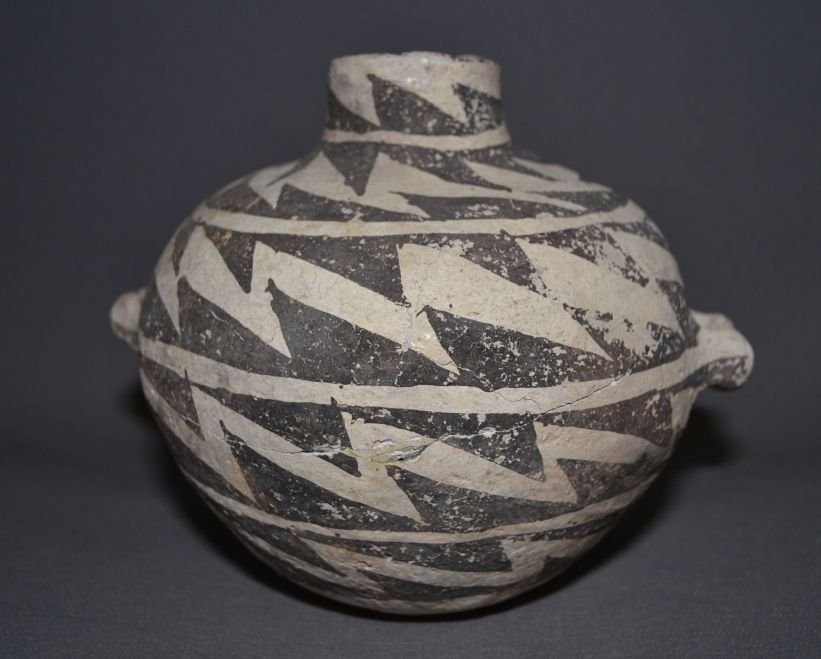 ANASAZI POTTERY CANTEEN: prehistoric black on white design, has carrying lugs, rubs to design has been glue and no plaster, 6" x 7" Shipping charge are for the continental United States only There will be additional shipping