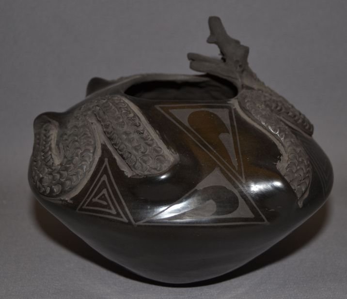 MATA ORTIZ POTTERY EFFIGY JAR: 1980s has raised snake design on black ware, 6" x 7", signed Jose L. Quezada Shipping charge are for the continental United States only There will be additional shipping fees on shipments to Hawaii, A