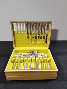 1960's Vintage Rogers Bros. 1847 Springtime Pattern 8 Place Setting Silverware in Orig. Case:  