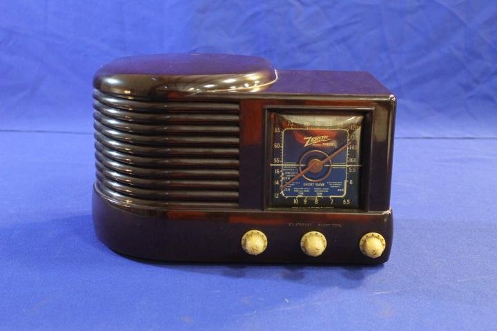 Zenith Short Wave Radio in Bakelite or Plastic Case (1 of 2)