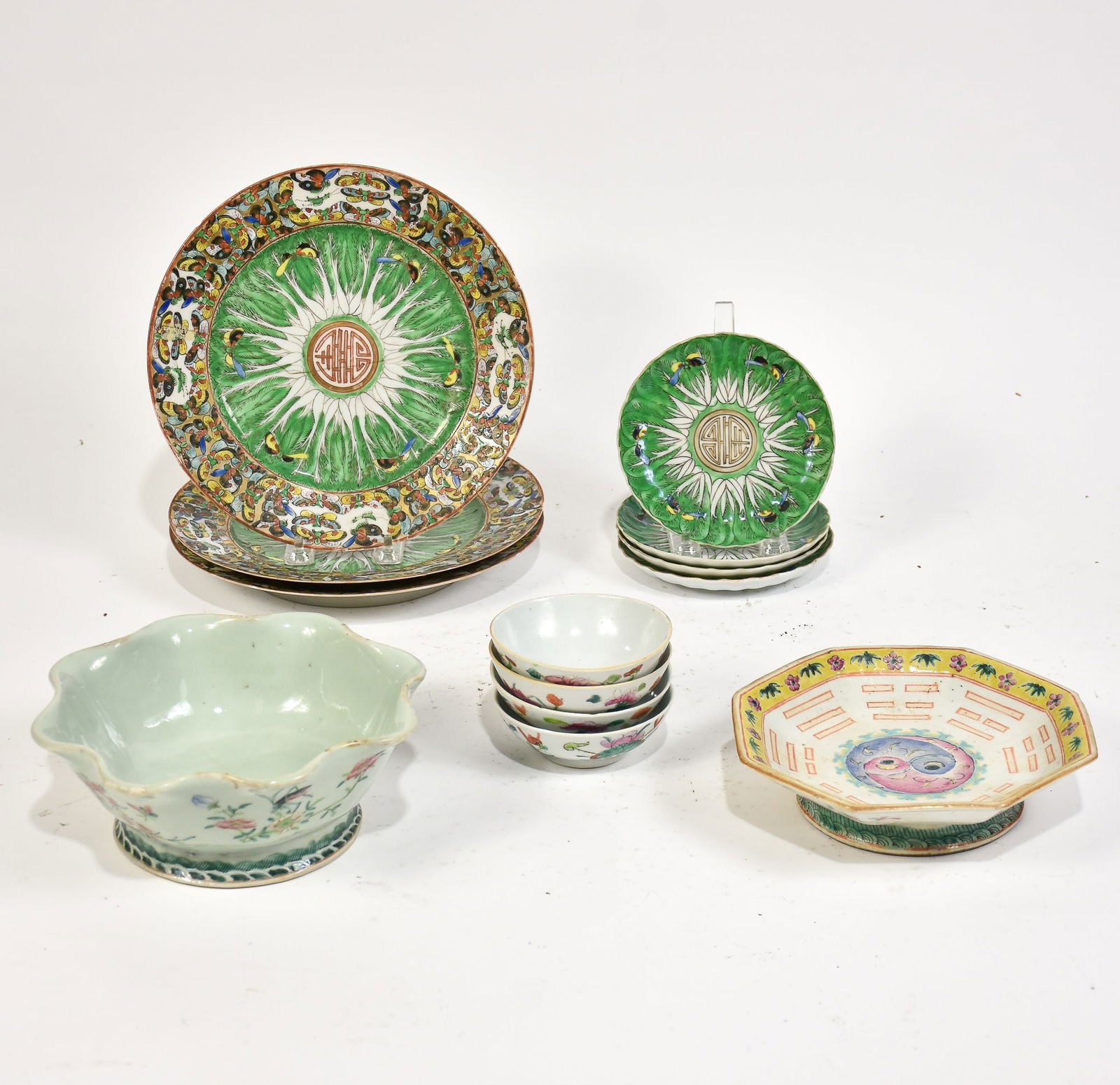 Group of Chinese Porcelain Table Articles (1 of 15)
