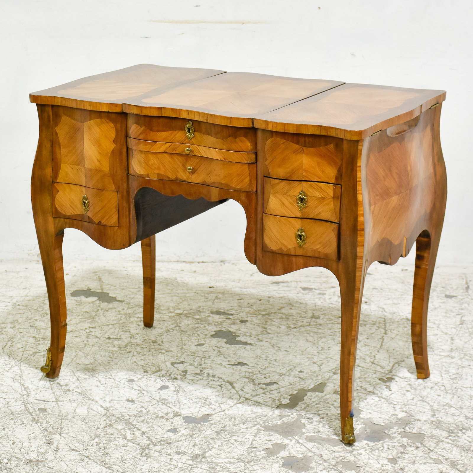Louis XV Style Kingwood and Tulipwood Dressing Table: * (30" h x 36" w x 21 1/2' d) Chipping and flaking to veneer, light scratches to surface, separation to internal mirror frame, cracking to leather desk insert