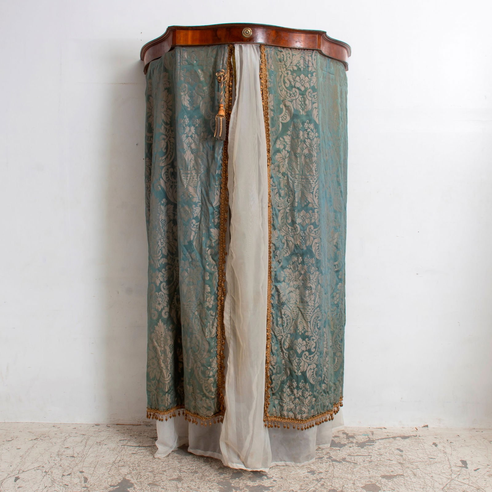 Mahogany Canopy: With drapes * (91" h x 46" w x 26" d) Overall wear