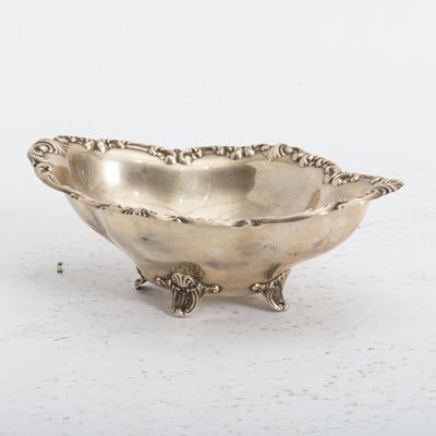 Sterling Footed Bowl: Approx. 3.85 ounces (2 1/2" h x 7 3/4" w x 5 3/4" d) Good