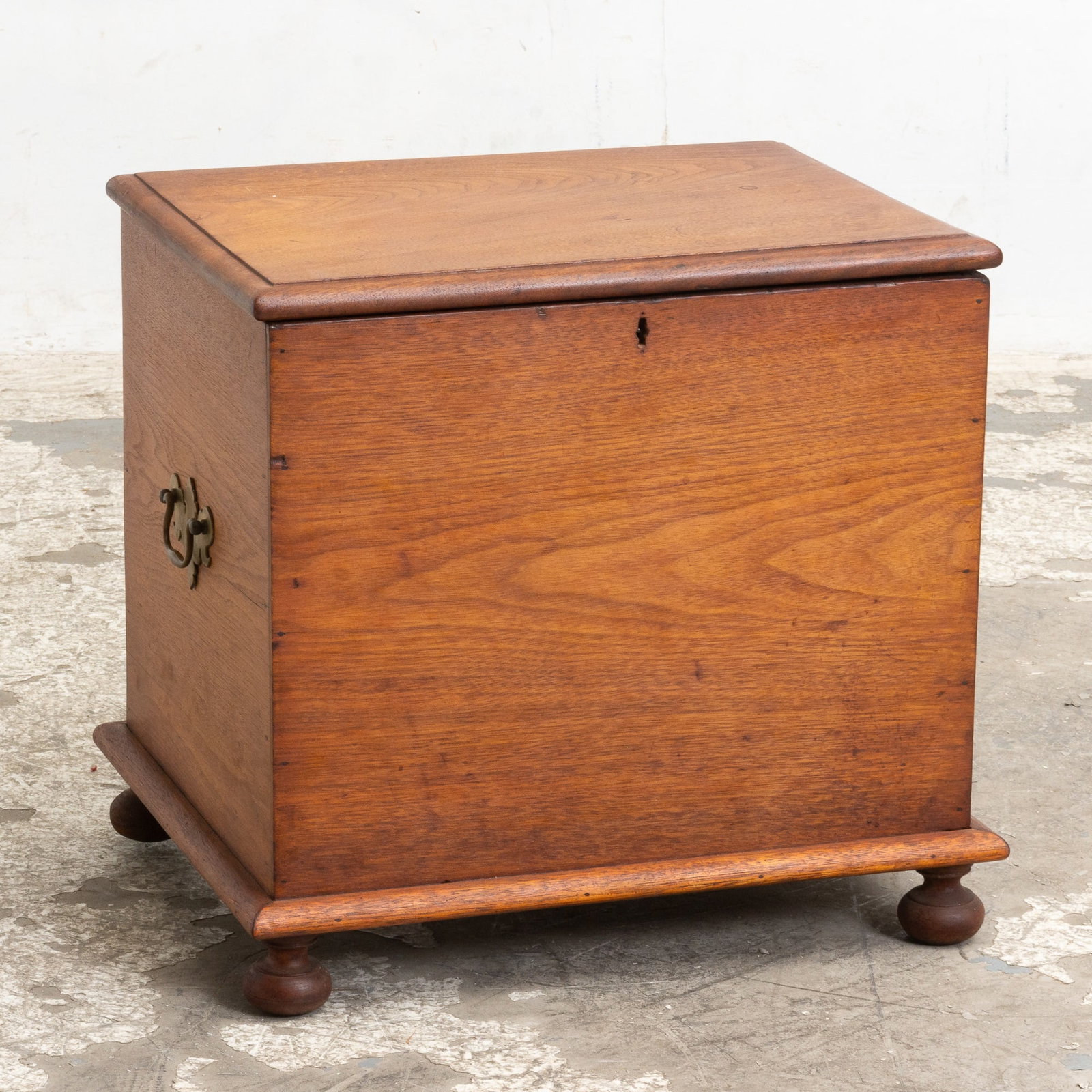 Walnut Chest: 19th/20th Century 19 1/2" h x 21" w x 15 3/4" d