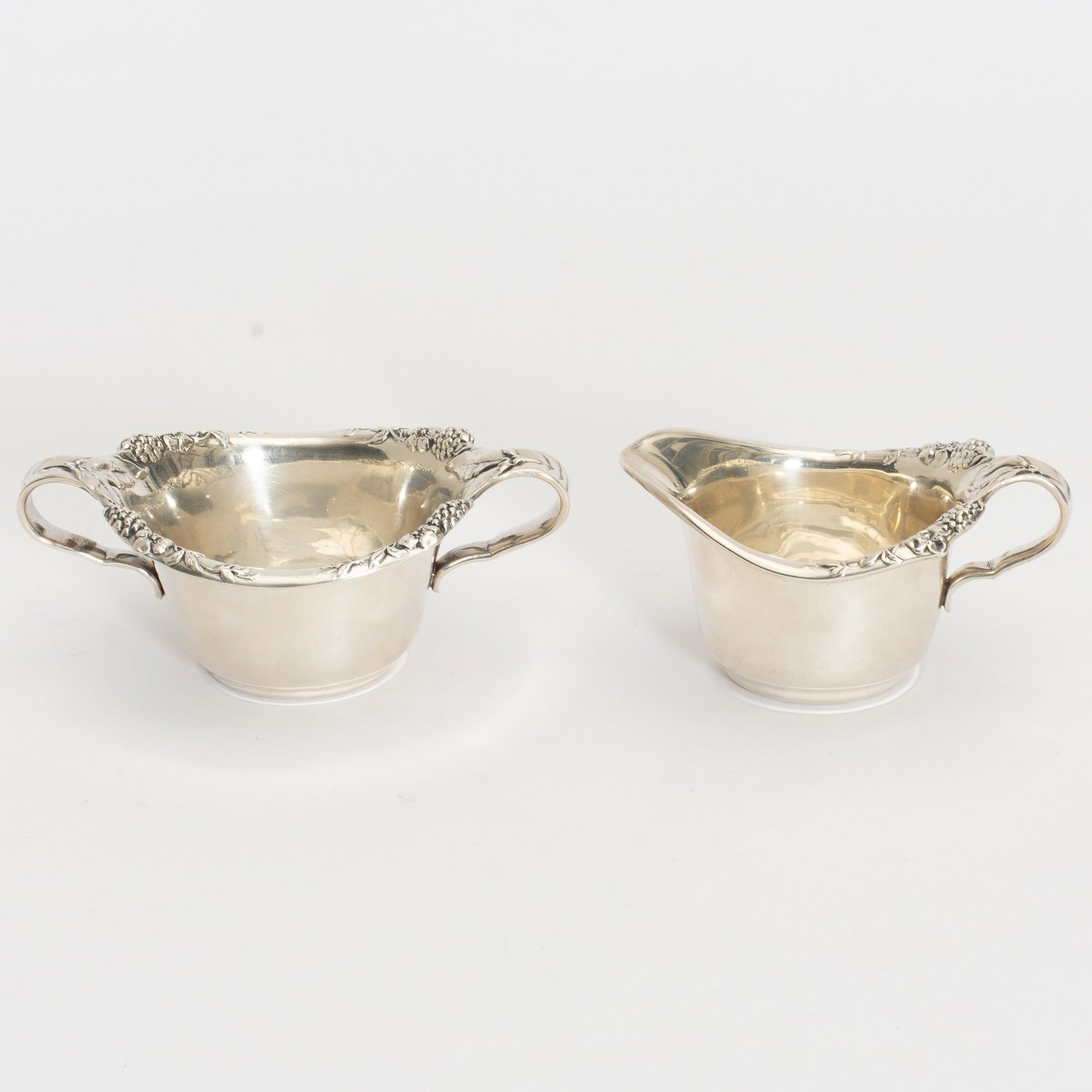 Tiffany & Co. Sterling Creamer and Sugar Bowl Set: Ap. 6.24 ounces (2 1/8" h x 5 3/4" w x 3 3/4" d) Scratches