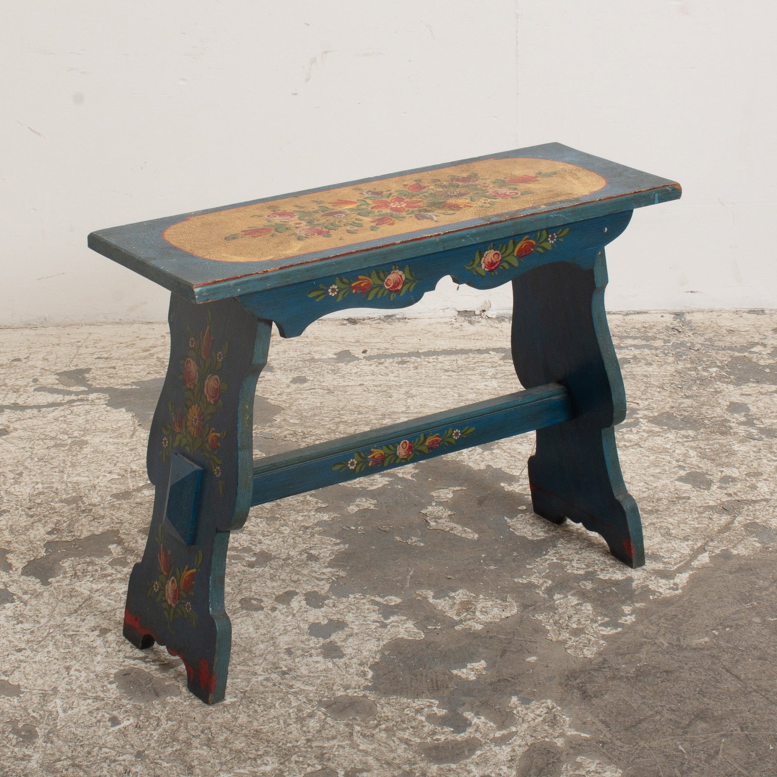 Painted Decorated Wood Bench: . (20" h x 26 1/2" w x 9 5/8" d) Scratches