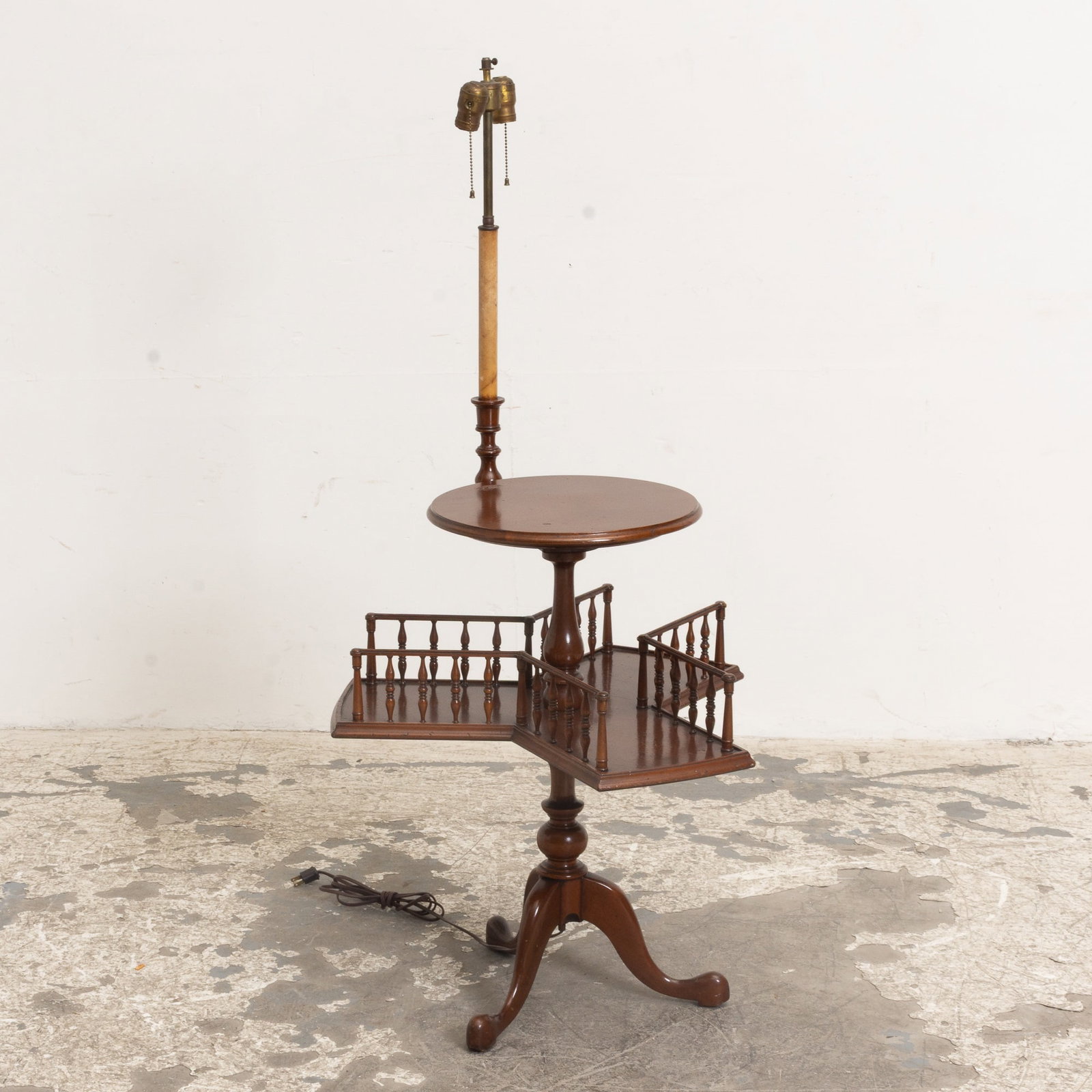 Georgian Style Mahogany Bookcase Floor Lamp: . (48 1/2" h x 24" w) Scratches, untested