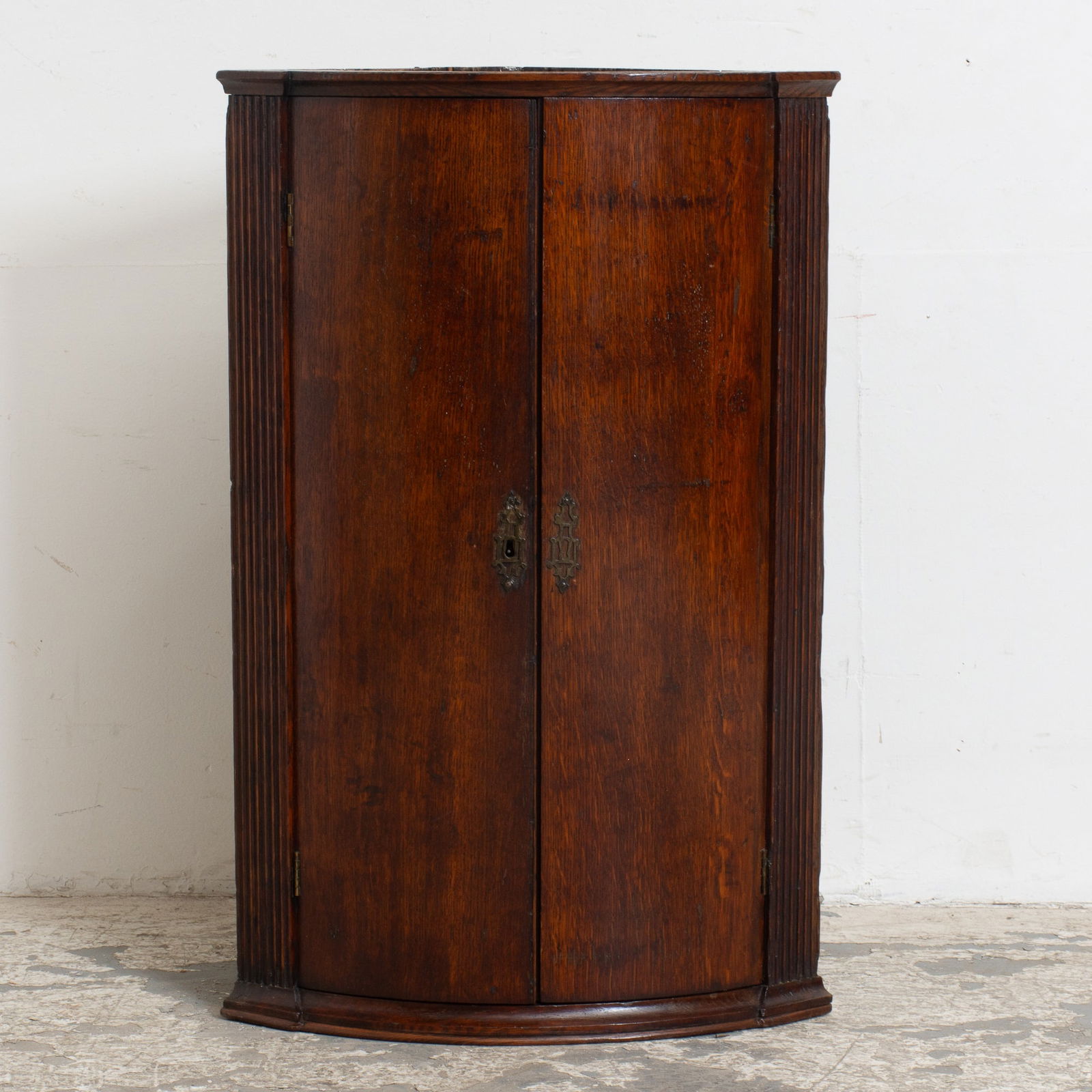 Stained Oak Corner Cabinet: With red painted interior. (32" h x 20 3/4" w x 13 1/2" d) Scratches and dings