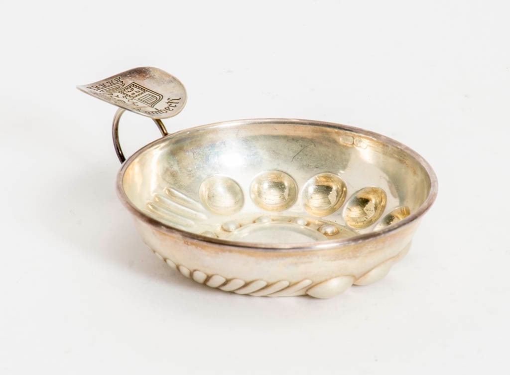 800 Silver Wine Taster: Appx. 1.8 ounces (1" h x 5" w x 3 3/4" dia) Scratches