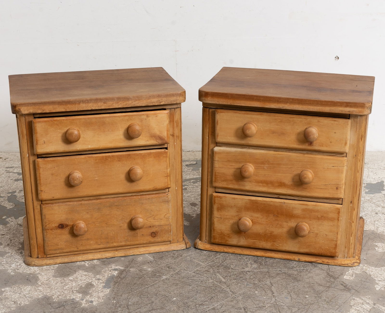 Pair of American Pine Bedside Chests: - (26" h x 25 3/4" w x 191/2" d)