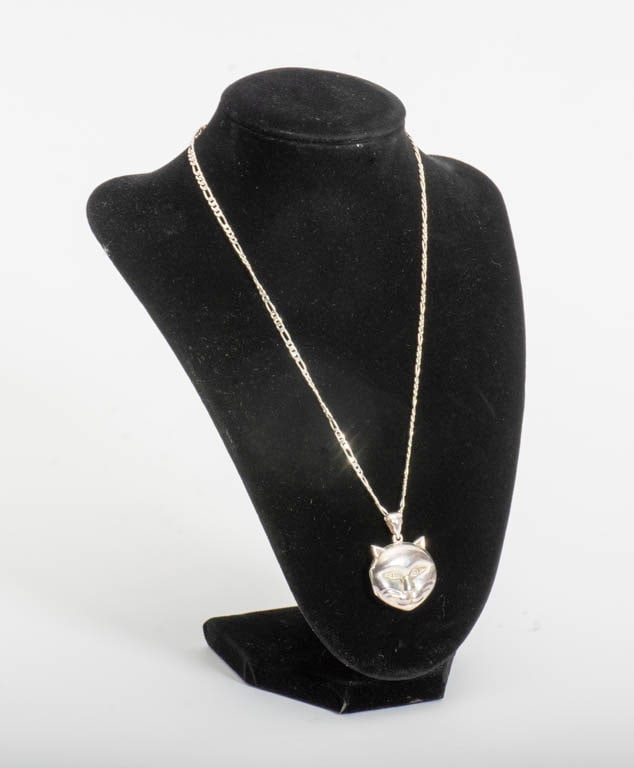 Sterling Silver Cat Locket with Chain: Appx. 0.43 ounces (Pendent 1" dia ; Chain 18" l )