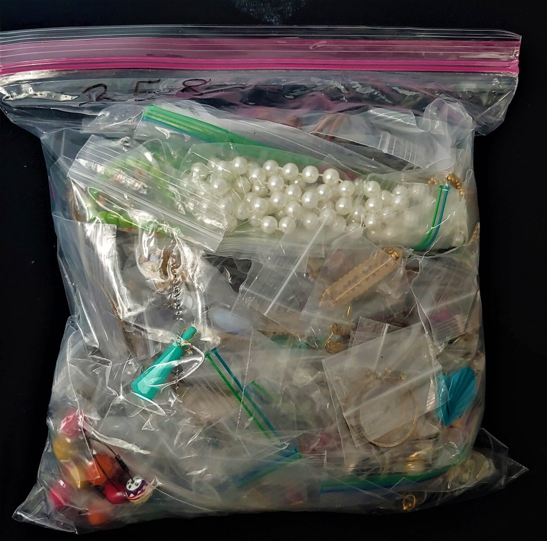 BAG OF MISC COSTUME JEWERLY: BAG OF MISC COSTUME JEWERLY