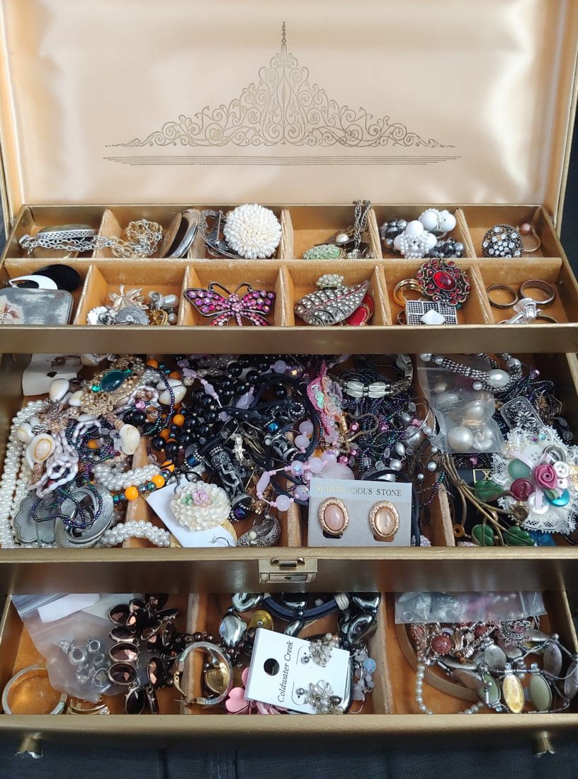 JEWERLY BOX FILLED WITH COSTUME JEWERLY: JEWERLY BOX FILLED WITH COSTUME JEWERLY