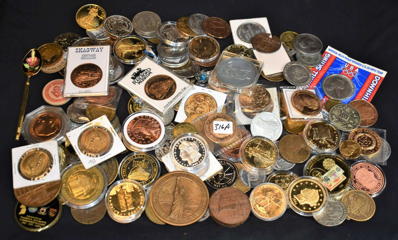 APPROX 130 MIXED METAL & OTHER TOKENS: APPROX. 130 MIXED METAL & OTHER TOKENS