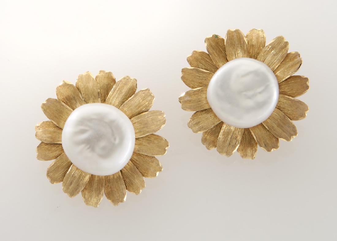 Pair of Buccellati 18K gold and pearl earrings (1 of 2)