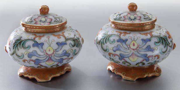 Pr. Chinese porcelain water drop pots: Pr. Chinese porcelain water drop pots with lids. Probably Republic period. 2.13"H x 2.5"L x 1.94"W, Circa - Early 20th C.