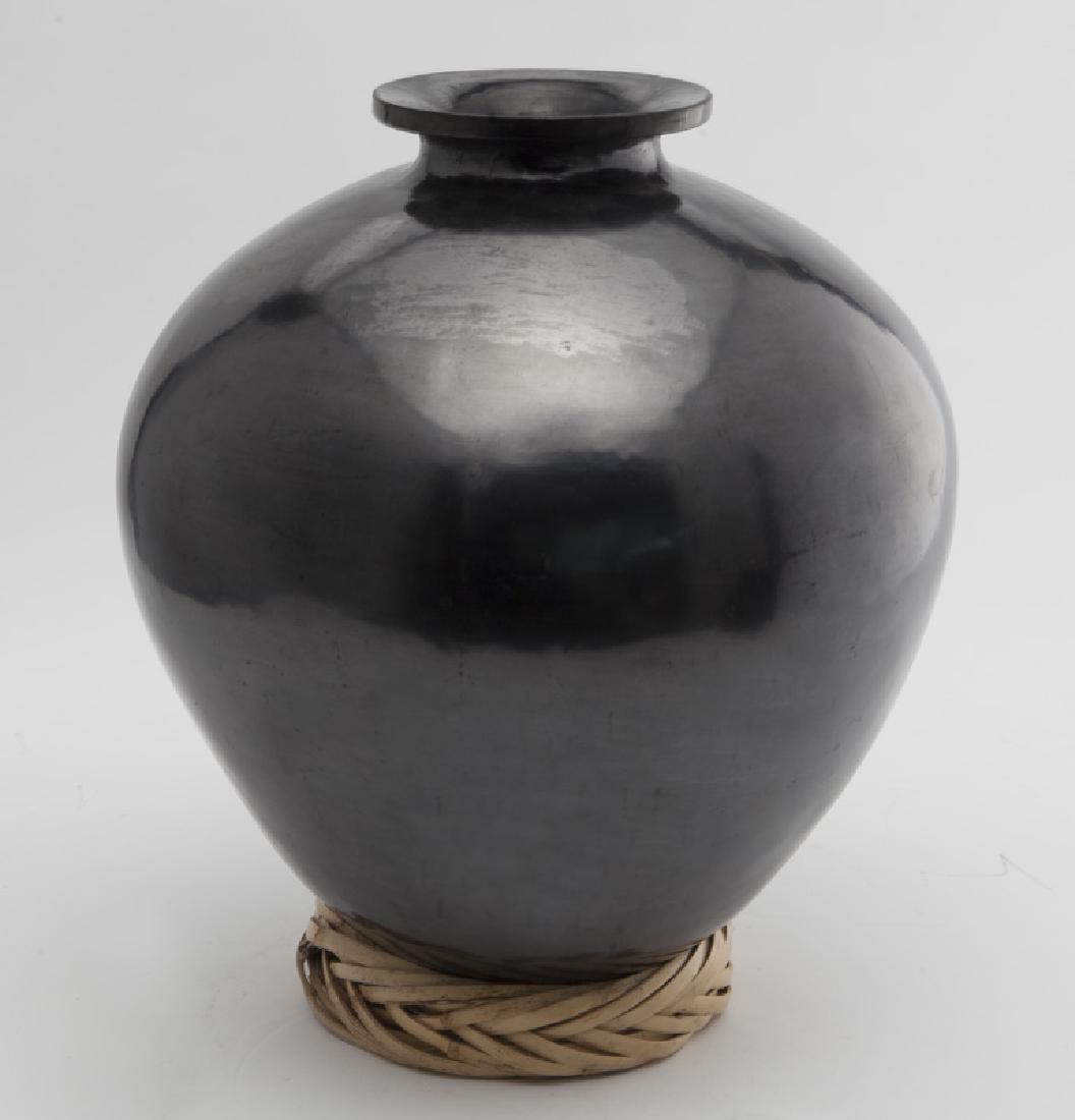 Blackware Dona Rosa vase. (1 of 5)