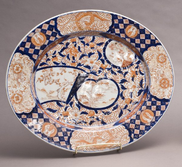 Large oval Imari platter with floral decoration,